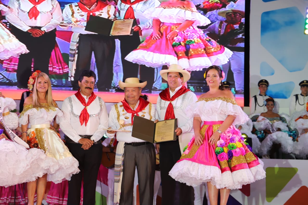 Yael Garaviño Rodríguez, director de Fundautrahuilca recibió de manos del Gobernador del Huila, Carlos Julio González Villa el Tambor de Oro, a quien se ha destacado como gestor del cooperativismo y de la cultura.